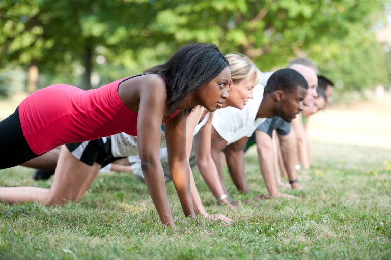 Bodybuilderin Schulmaedchen Outdoor Onanieren